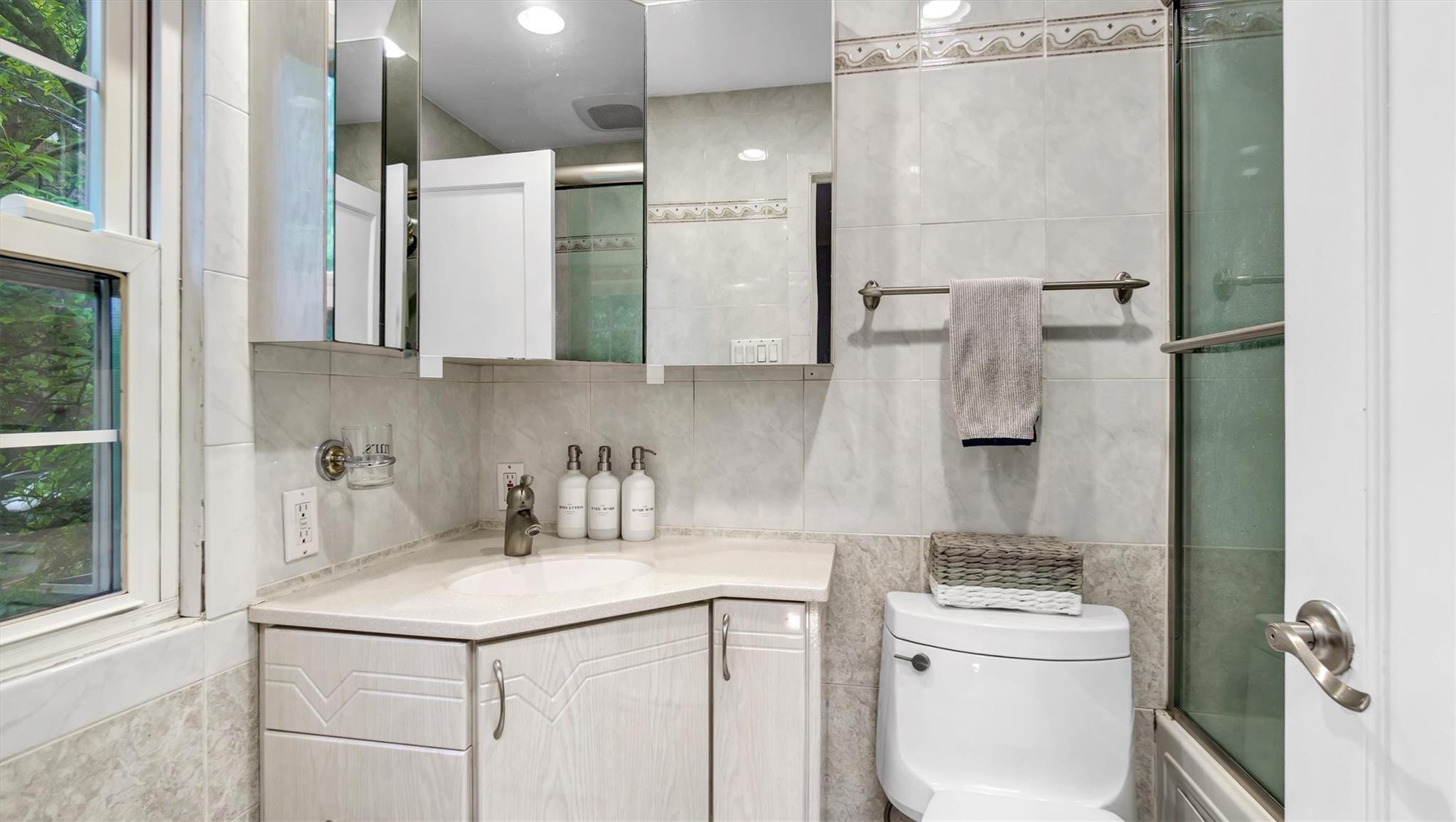 19 Barstow Road # G, Great Neck, NY 11021