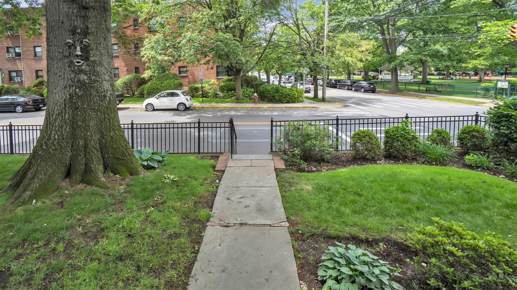 19 Barstow Road # G, Great Neck, NY 11021