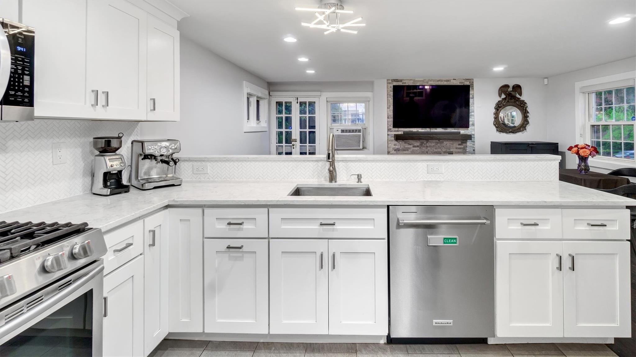 19 Barstow Road # G, Great Neck, NY 11021