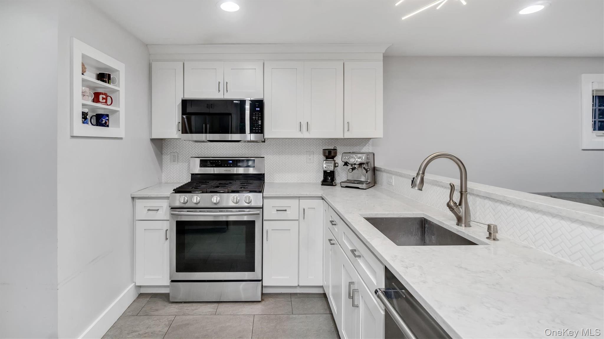 19 Barstow Road # G, Great Neck, NY 11021