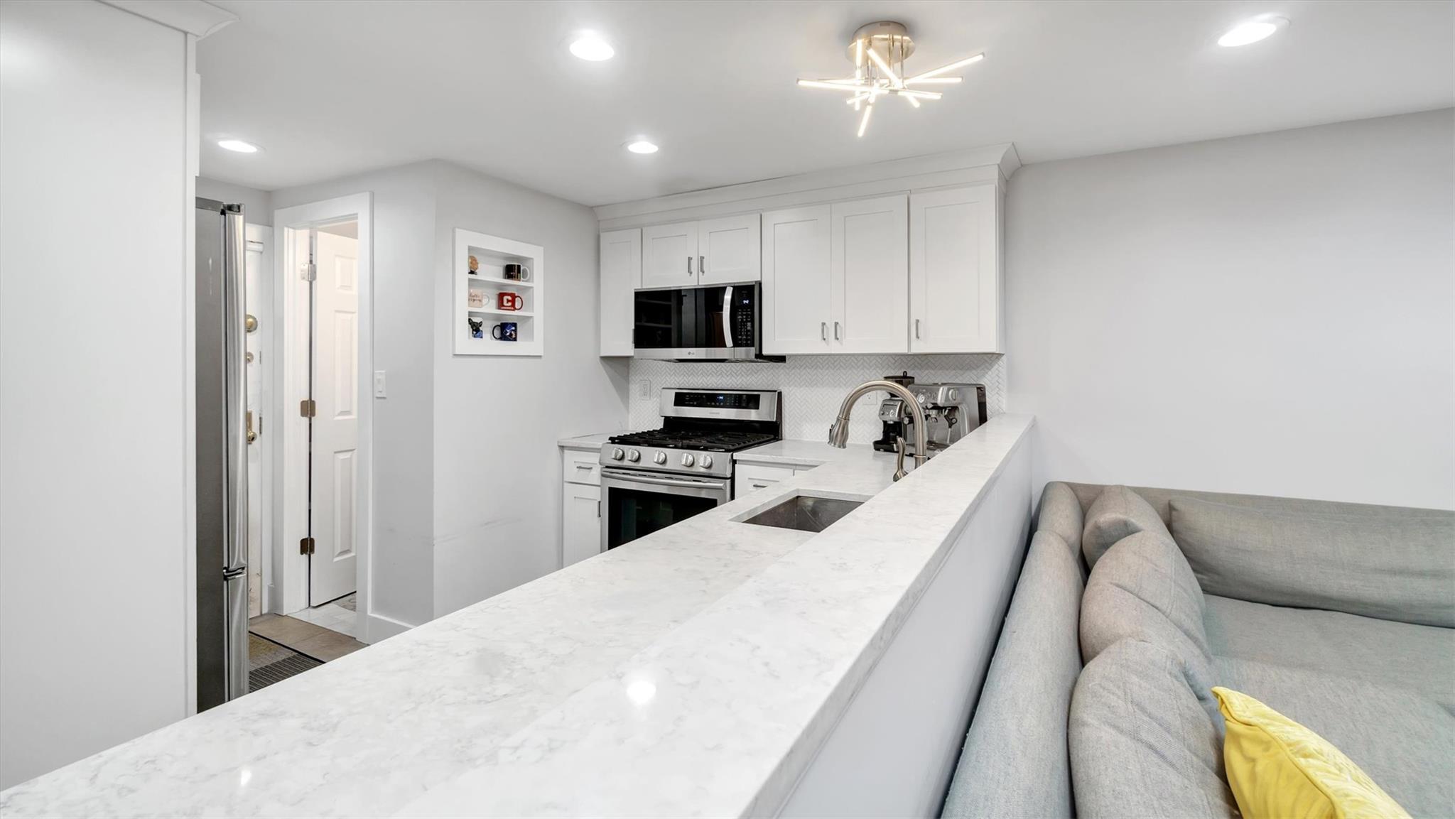 19 Barstow Road # G, Great Neck, NY 11021