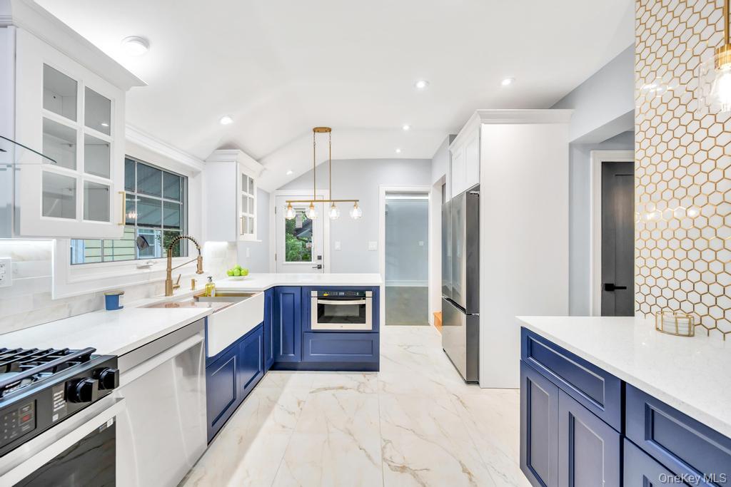 15 Superior Road, Floral Park, NY 11001