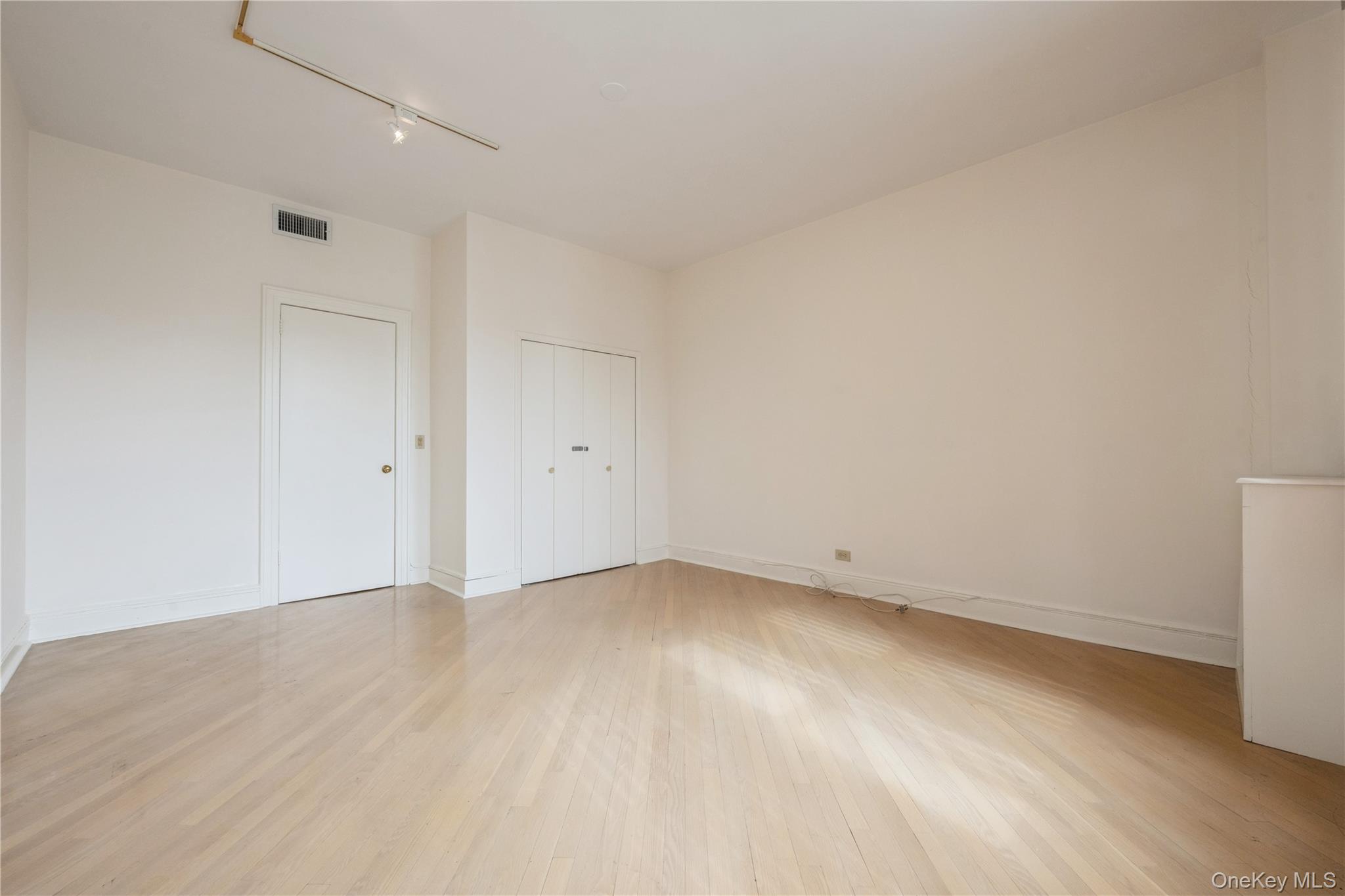 1175 E Broadway # 2J, Hewlett, NY 11557