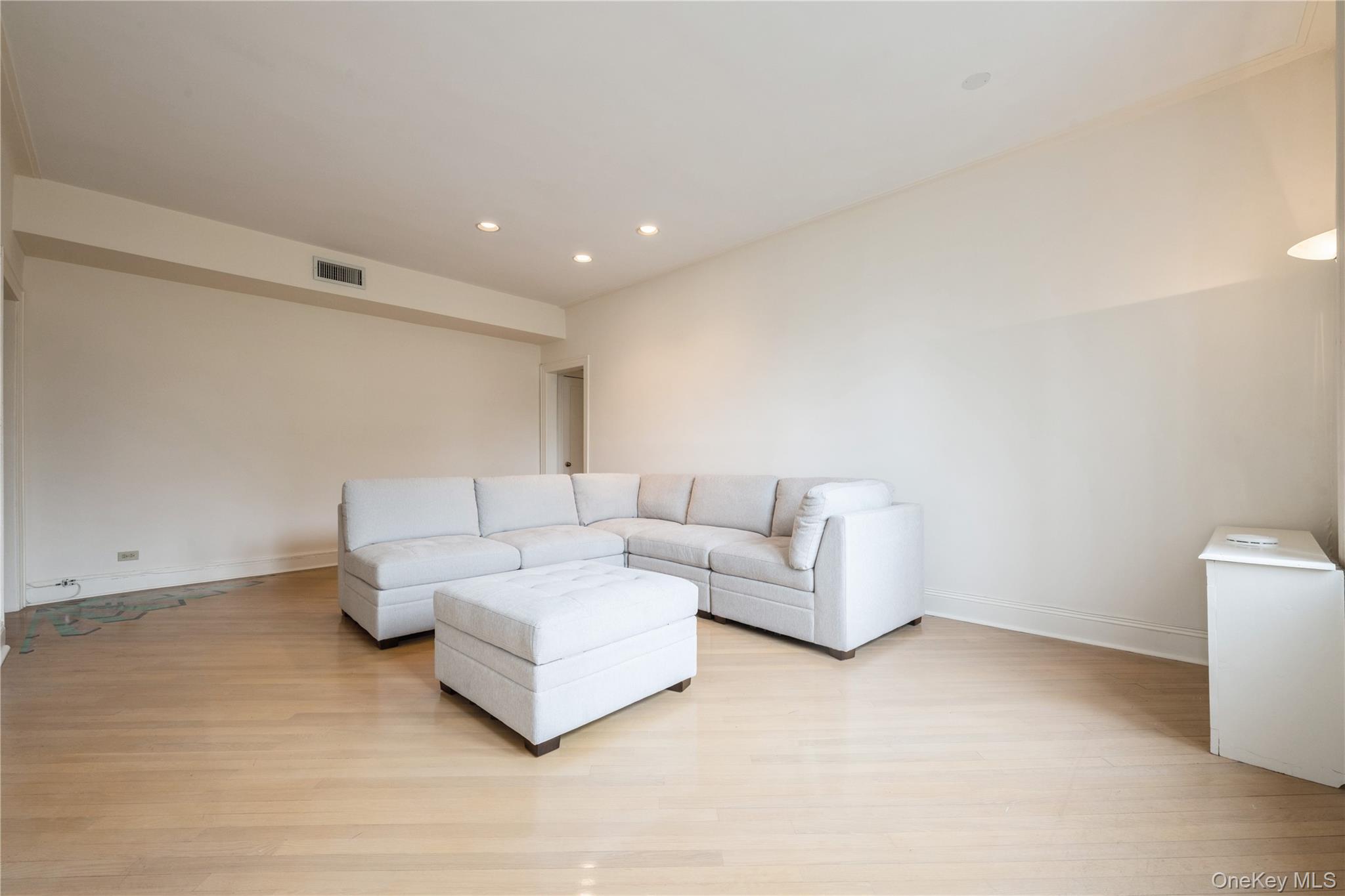 1175 E Broadway # 2J, Hewlett, NY 11557