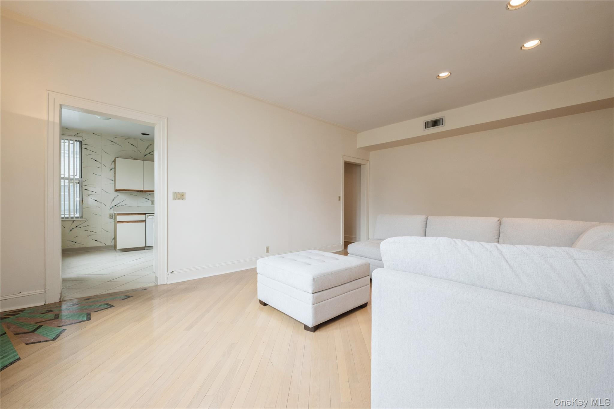 1175 E Broadway # 2J, Hewlett, NY 11557