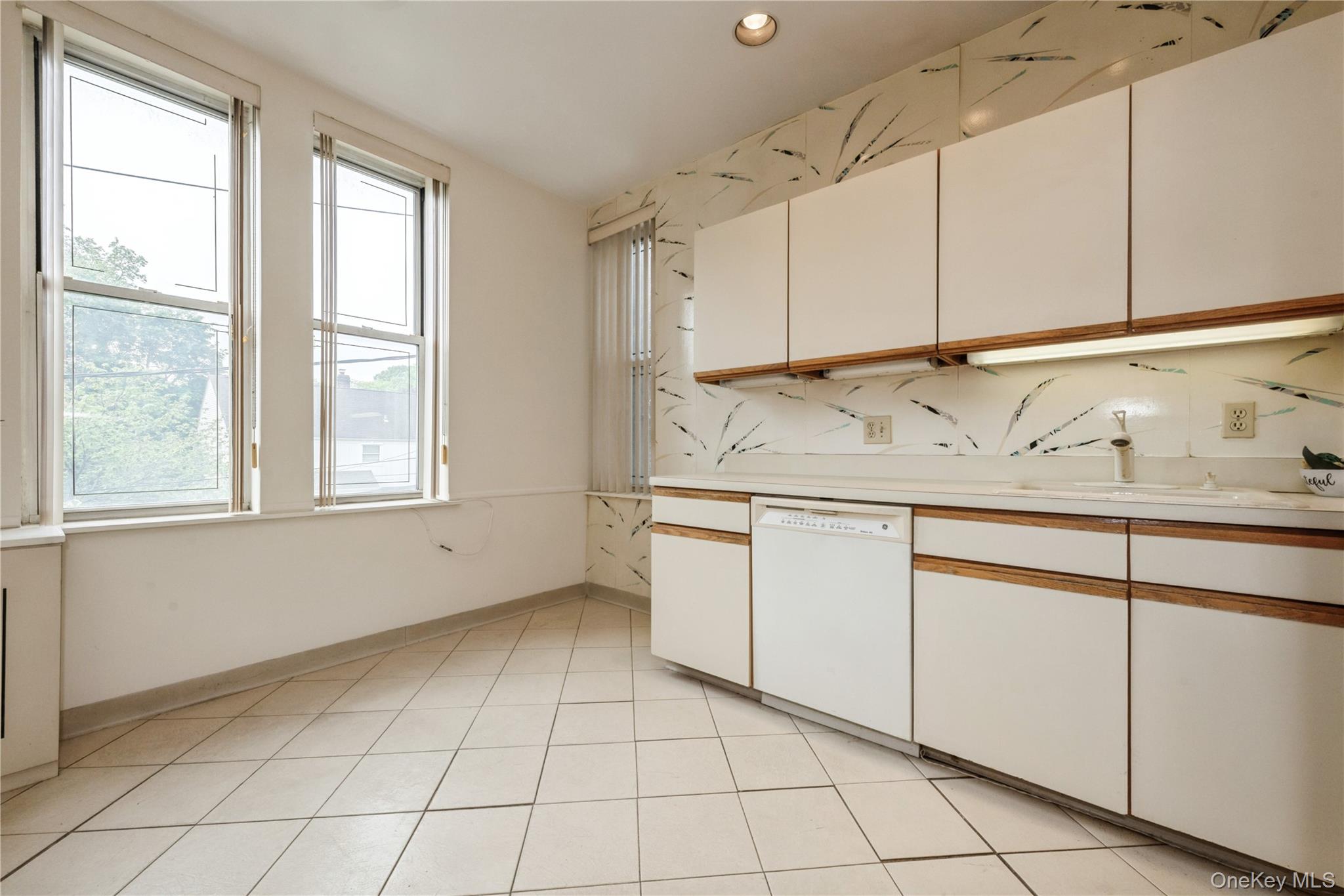 1175 E Broadway # 2J, Hewlett, NY 11557