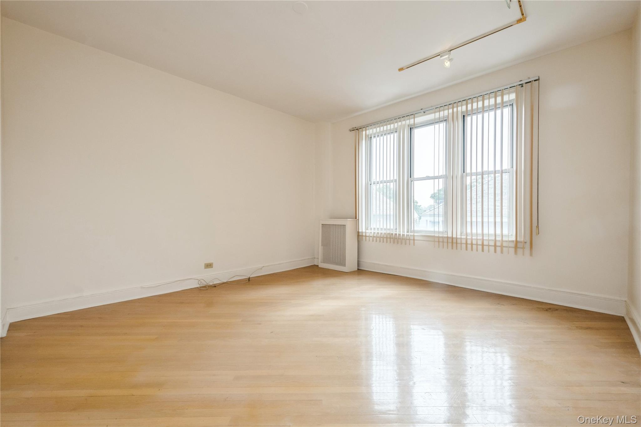 1175 E Broadway # 2J, Hewlett, NY 11557