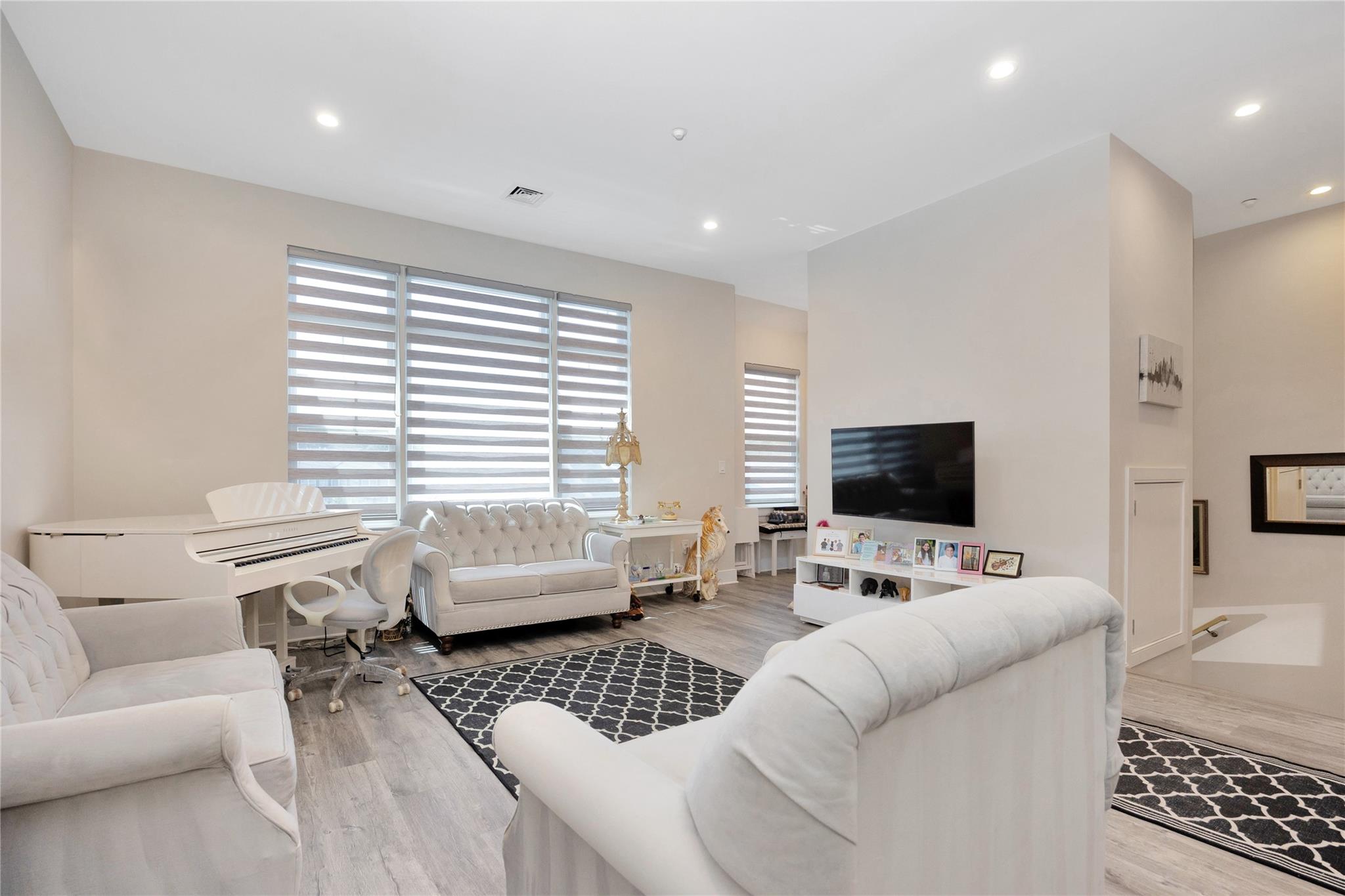 308 Breton Way # 308, Glen Cove, NY 11542