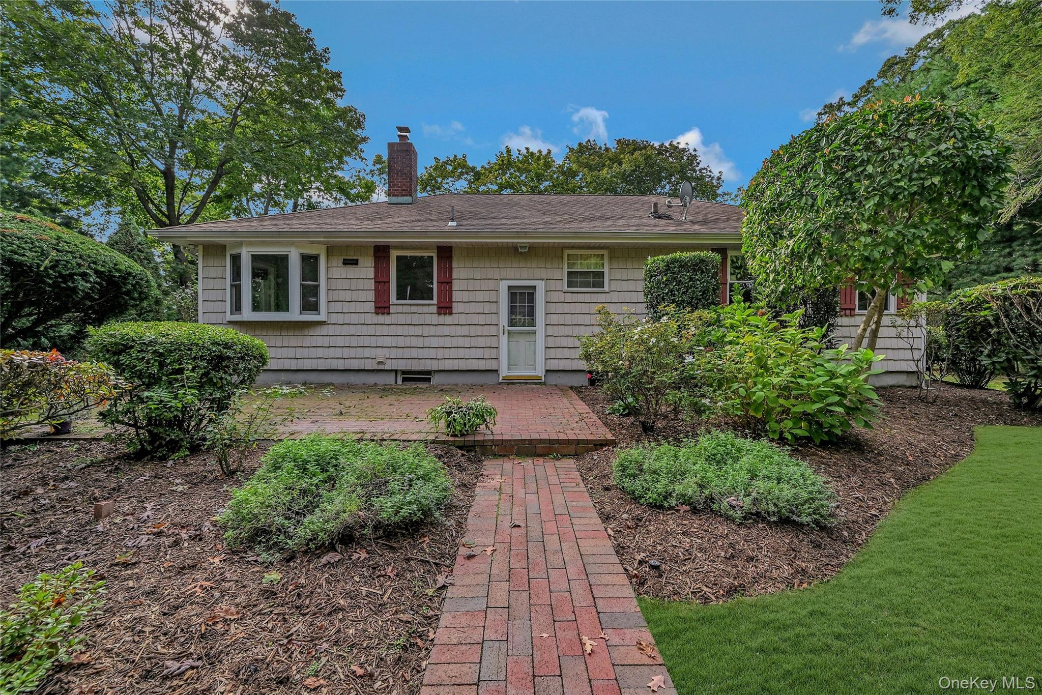 185 Cambon Avenue, Saint James, NY 11780