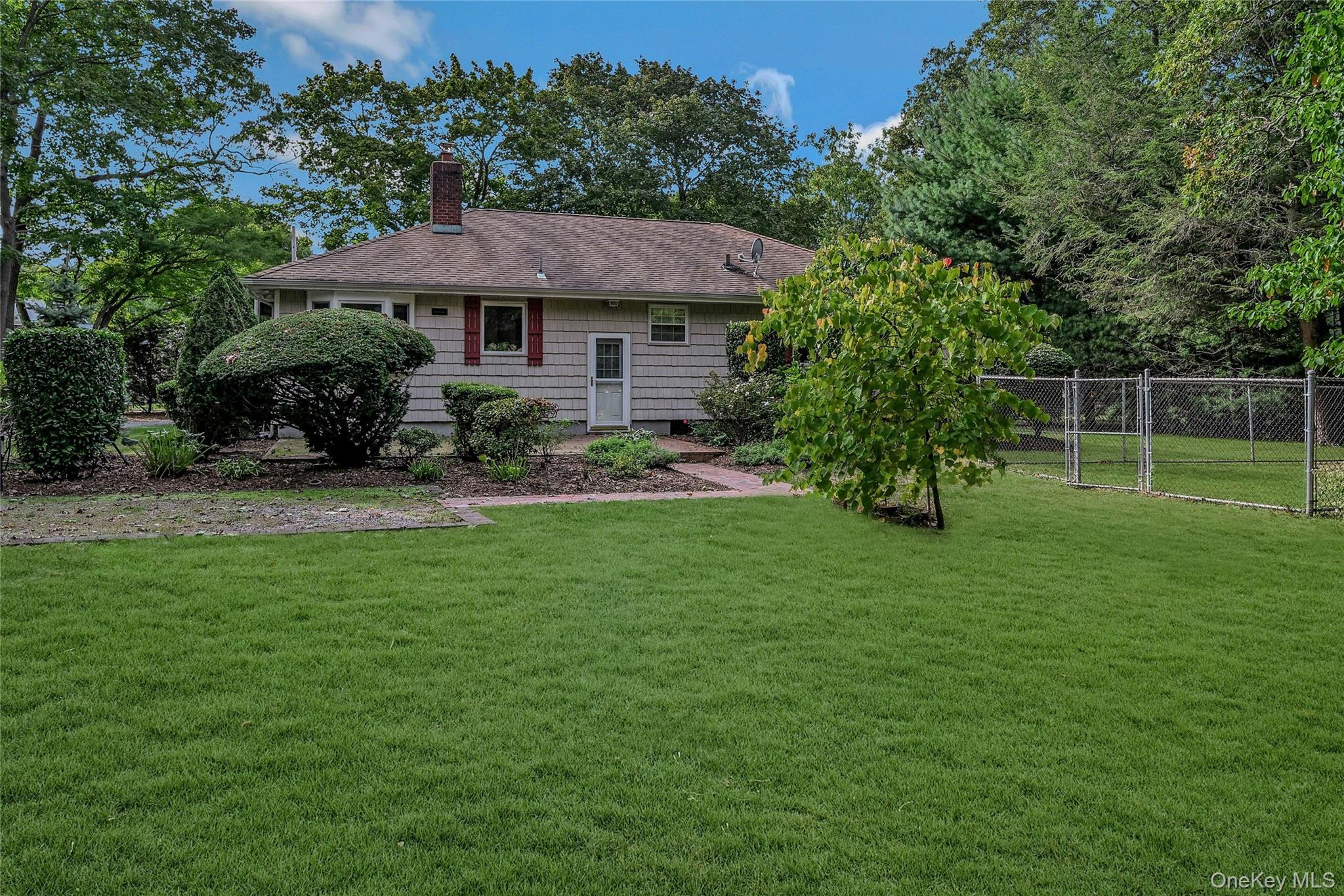 185 Cambon Avenue, Saint James, NY 11780