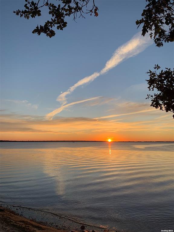 6 Lynn Court, Hampton Bays, NY 11946