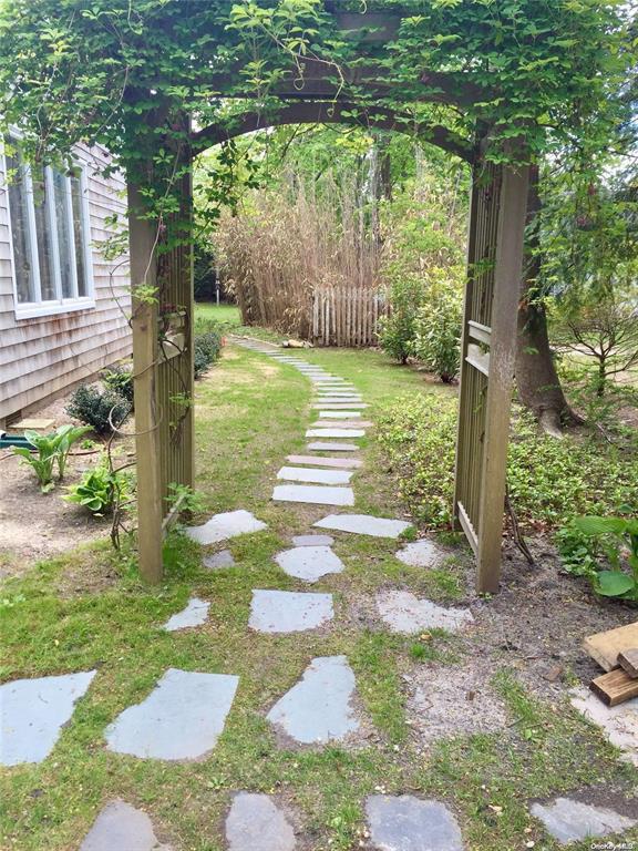 6 Lynn Court, Hampton Bays, NY 11946