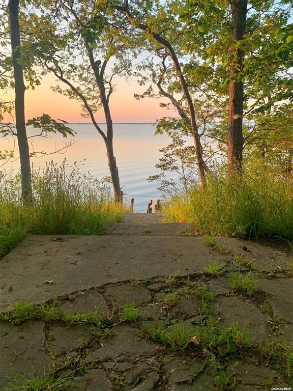 6 Lynn Court, Hampton Bays, NY 11946