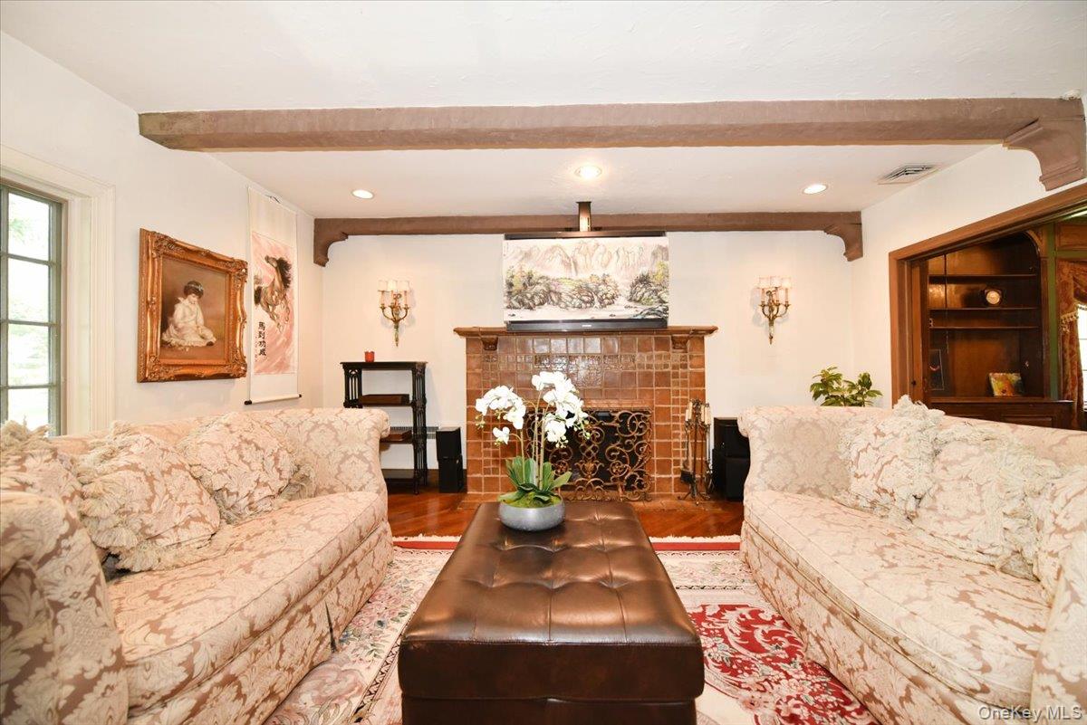 1 Linford Road, Great Neck, NY 11021