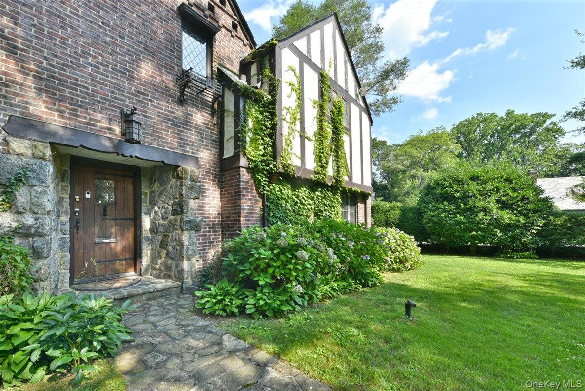 1 Linford Road, Great Neck, NY 11021