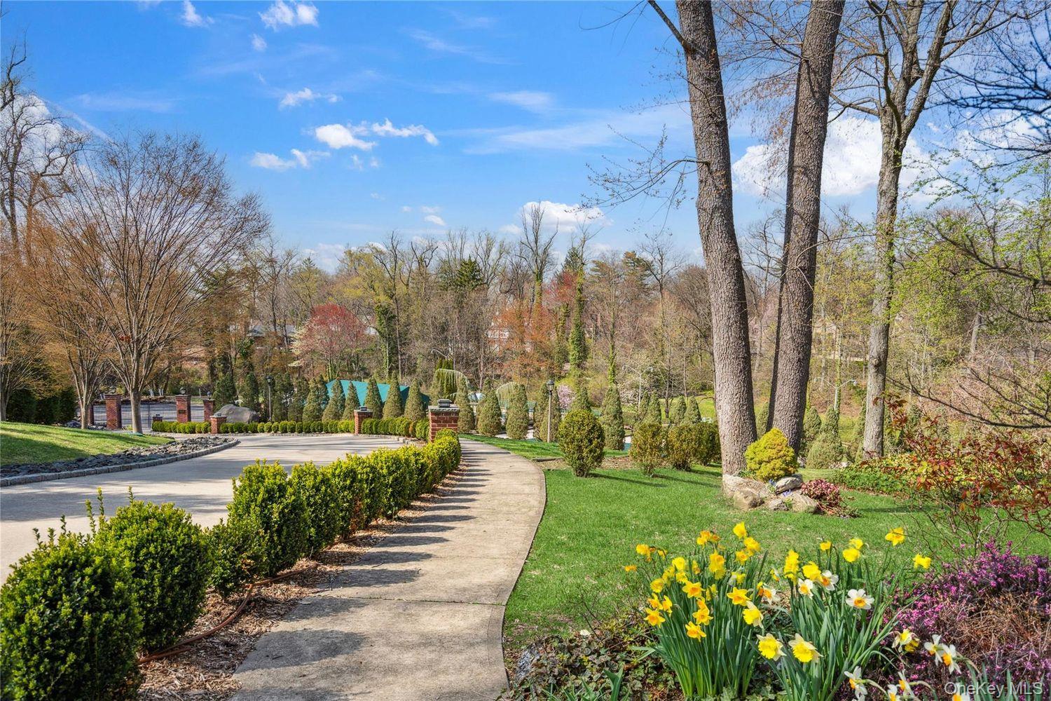 1 Linford Road, Great Neck, NY 11021