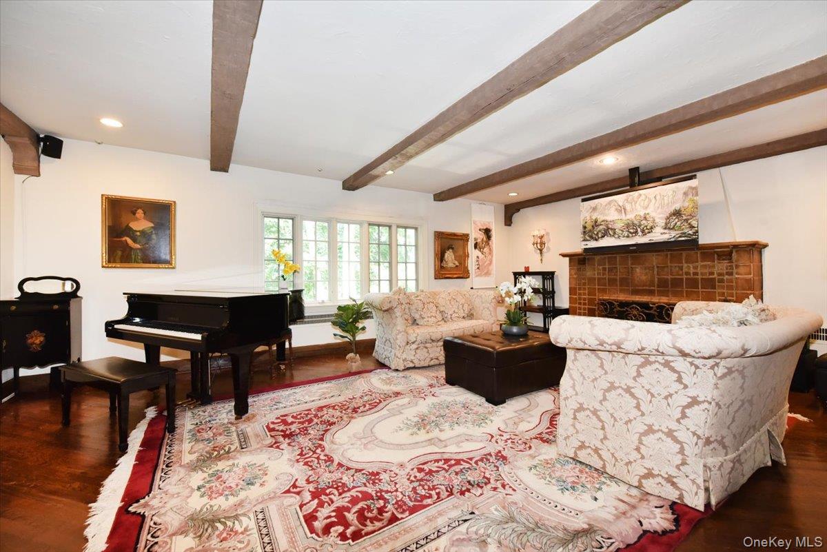 1 Linford Road, Great Neck, NY 11021