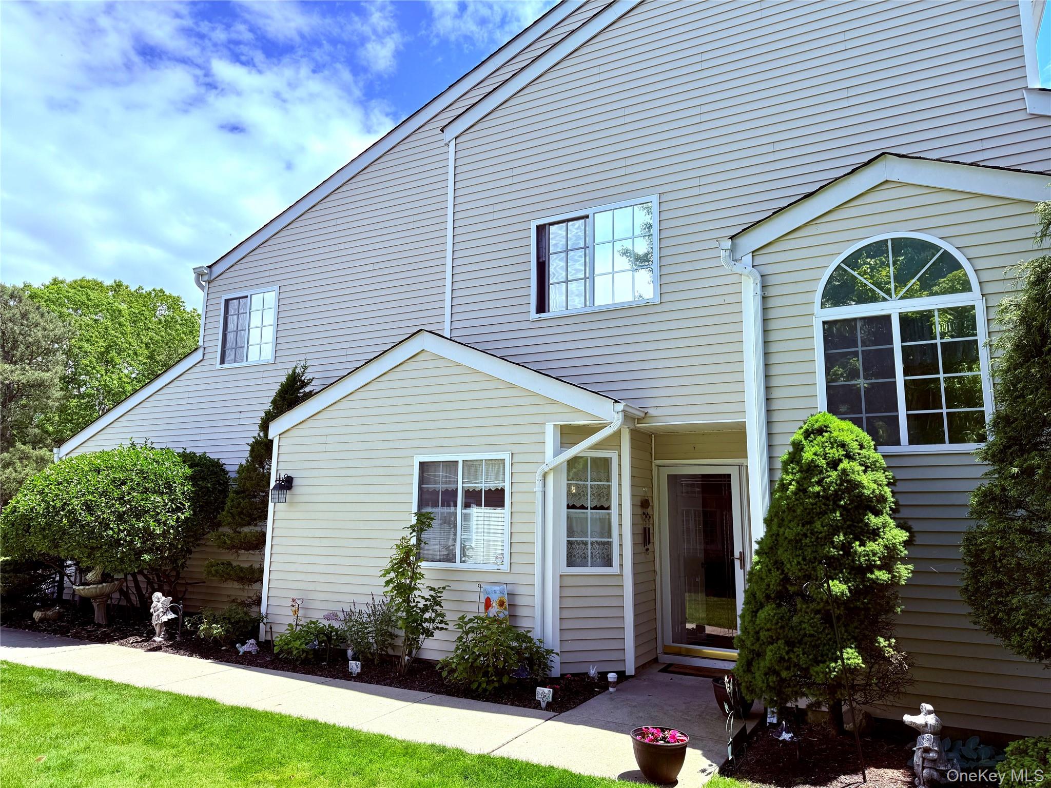 186 Gothic Circle, Manorville, NY 11949