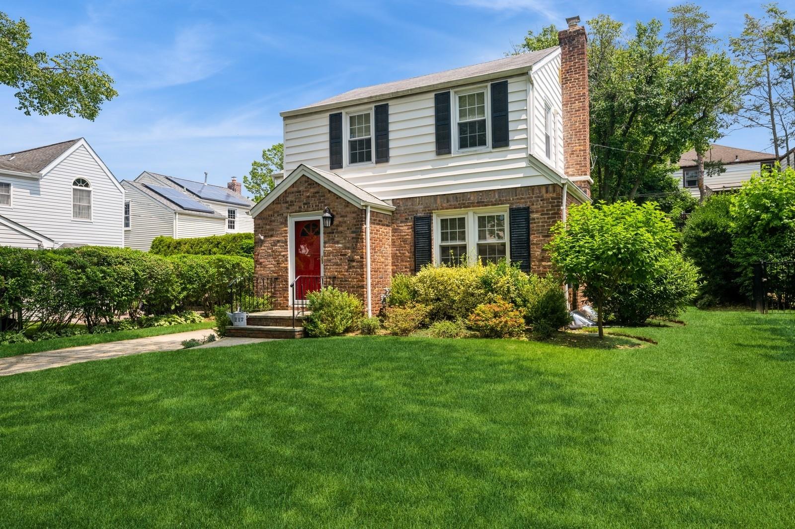 212 Fernwood Terrace, Garden City, NY 11530