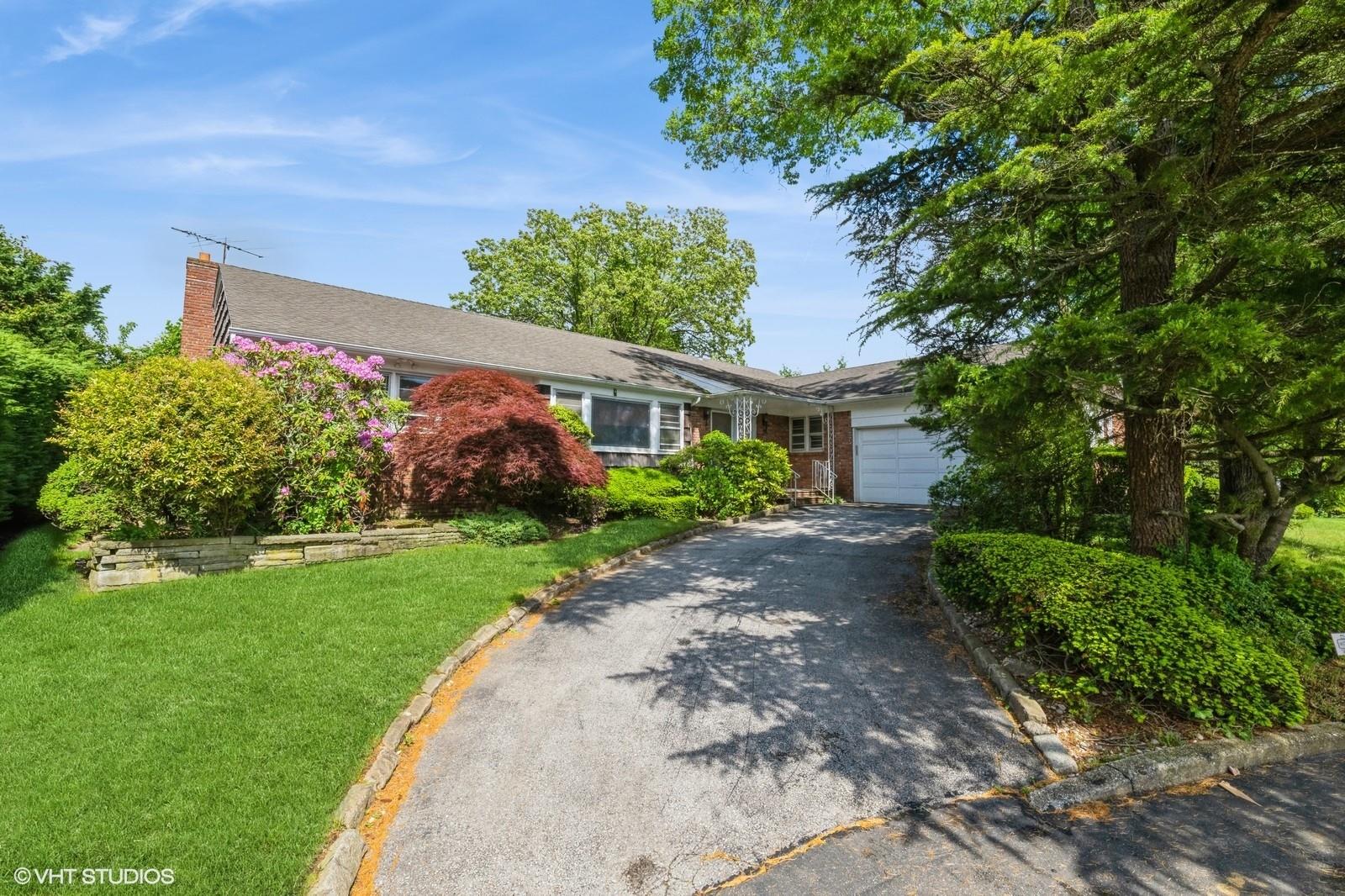 7 Ivy Lane, Lawrence, NY 11559