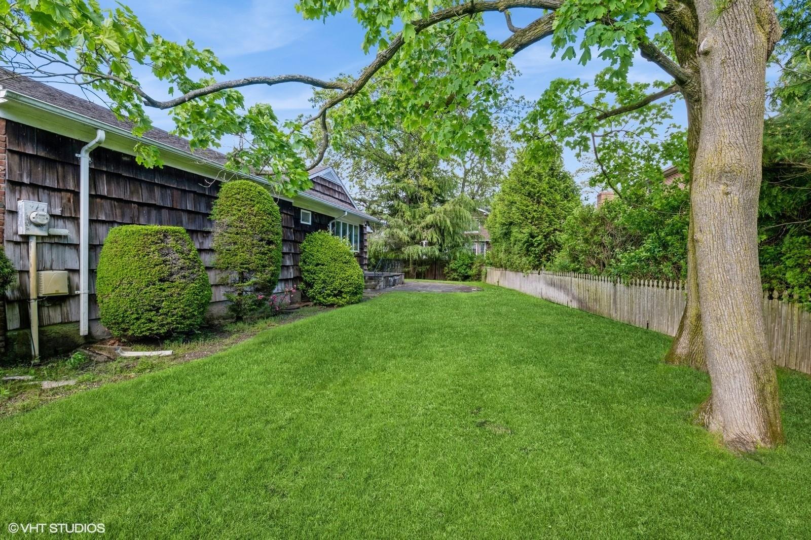 7 Ivy Lane, Lawrence, NY 11559