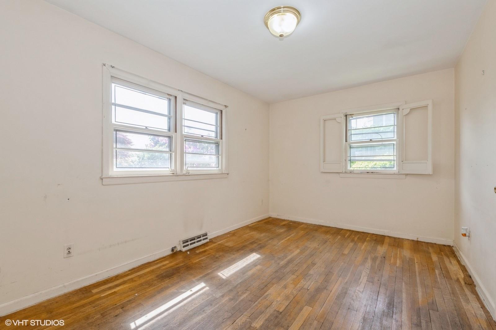 7 Ivy Lane, Lawrence, NY 11559