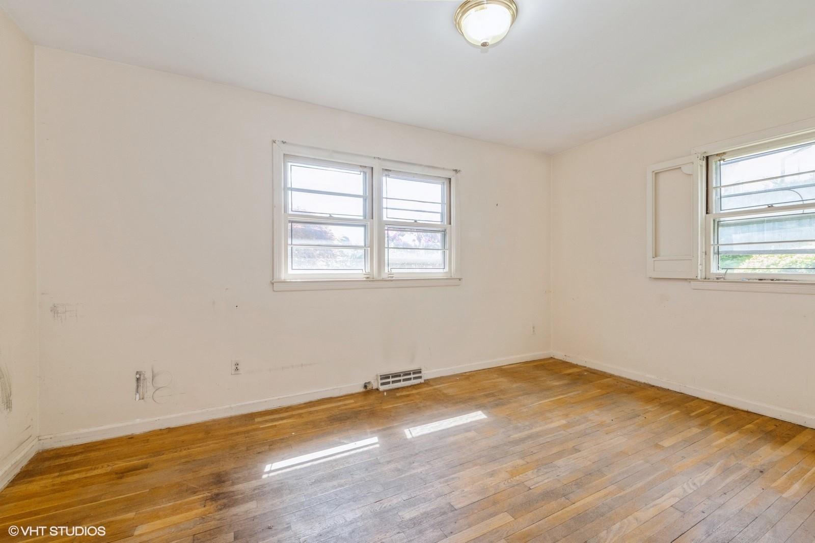 7 Ivy Lane, Lawrence, NY 11559