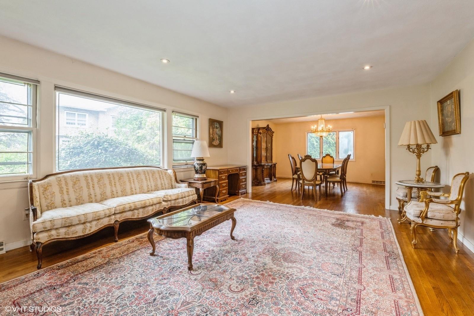 7 Ivy Lane, Lawrence, NY 11559