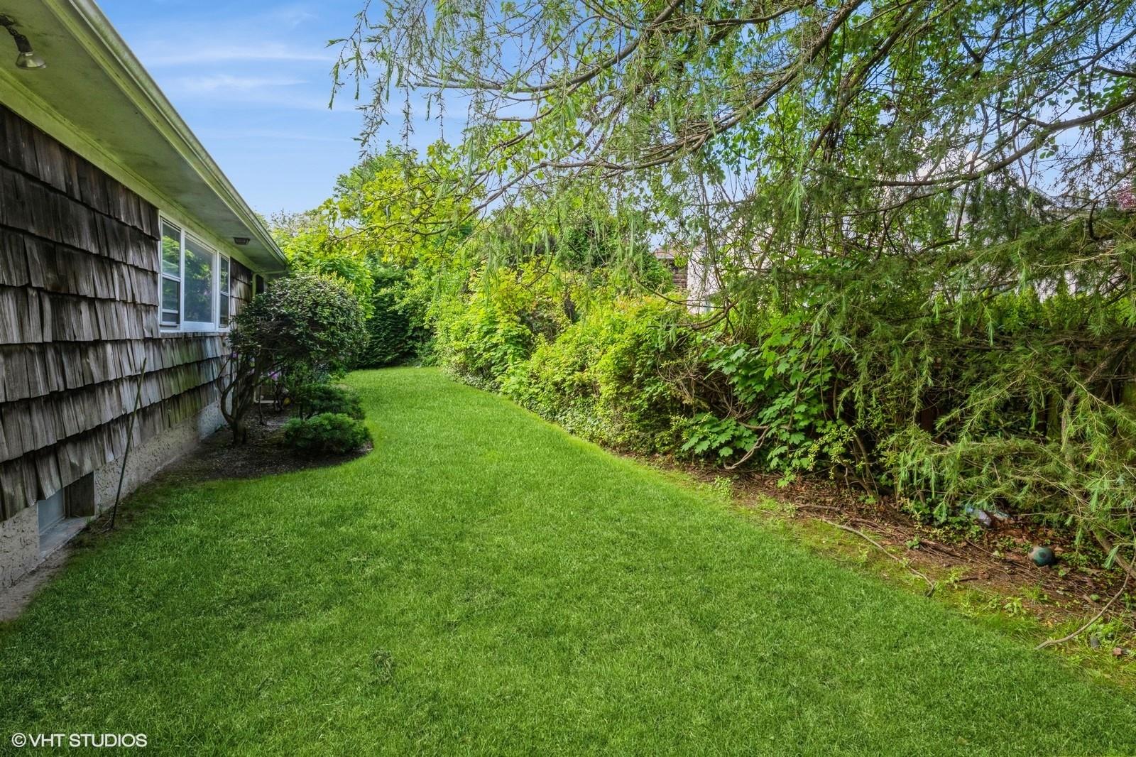 7 Ivy Lane, Lawrence, NY 11559