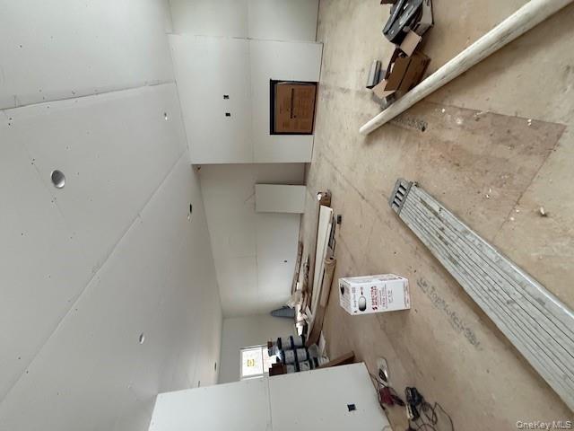 85 Roundtree Drive, Plainview, NY 11803