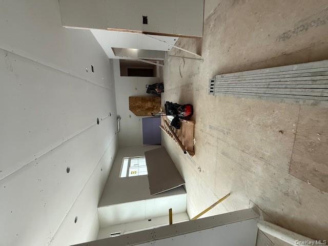 85 Roundtree Drive, Plainview, NY 11803