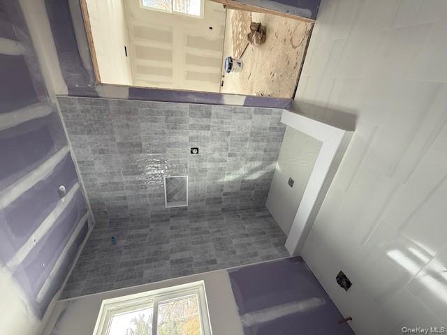 85 Roundtree Drive, Plainview, NY 11803