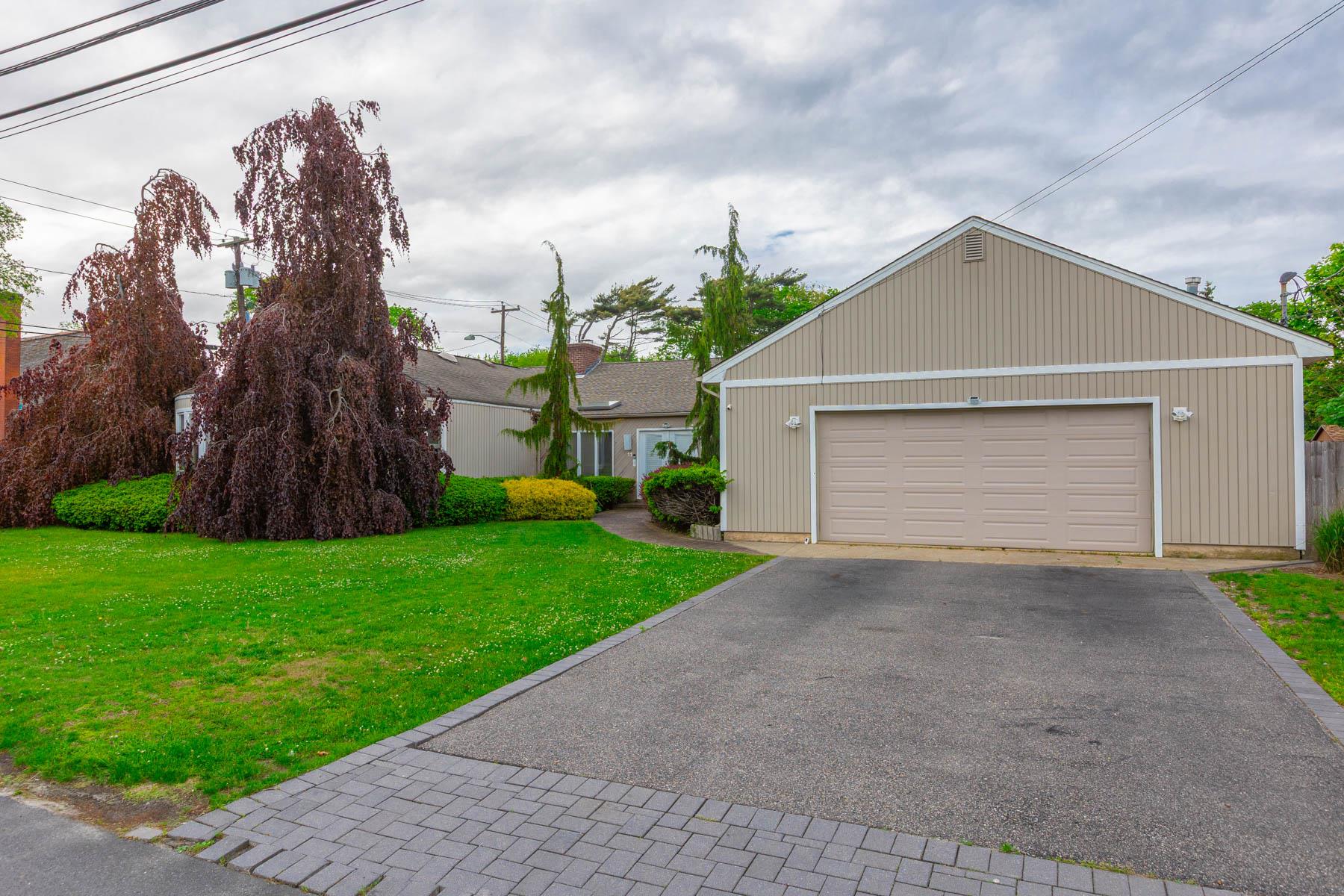 11 Woodside Avenue, Islip, NY 11751