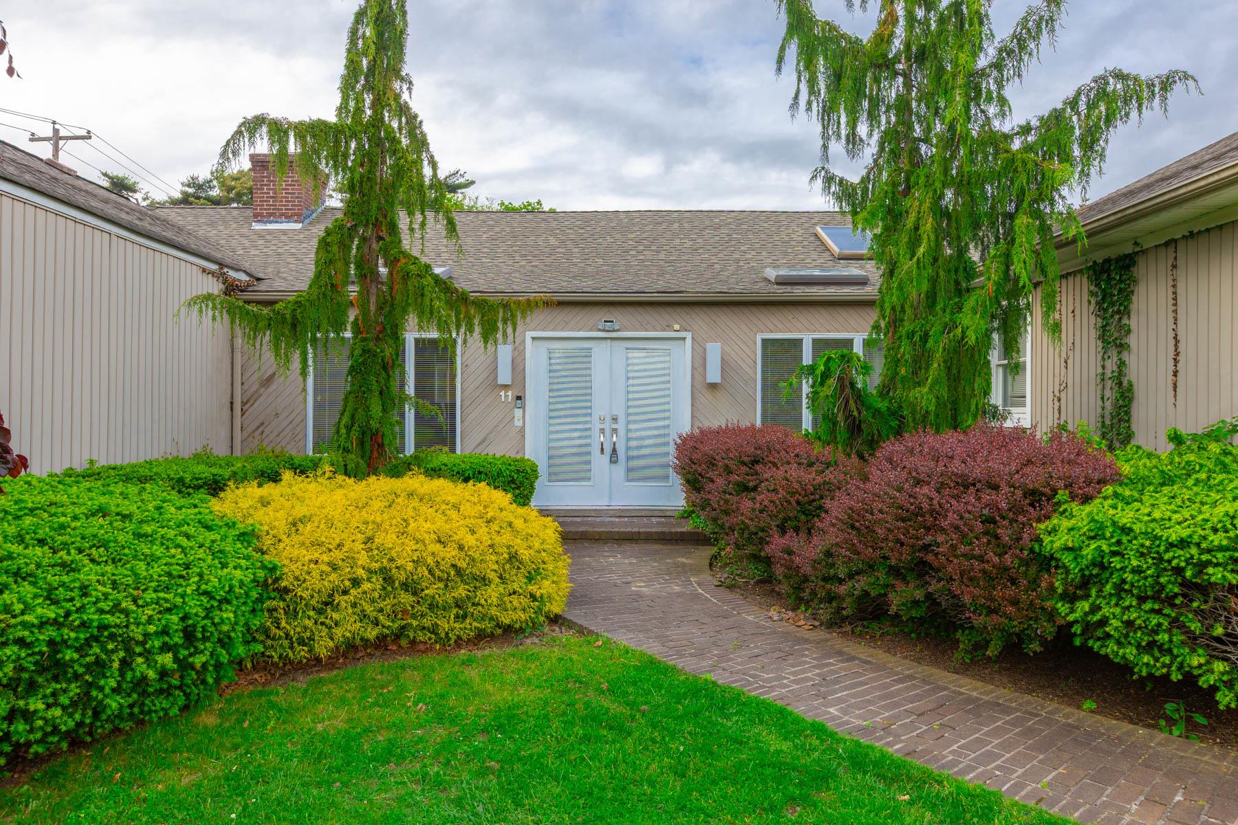 11 Woodside Avenue, Islip, NY 11751