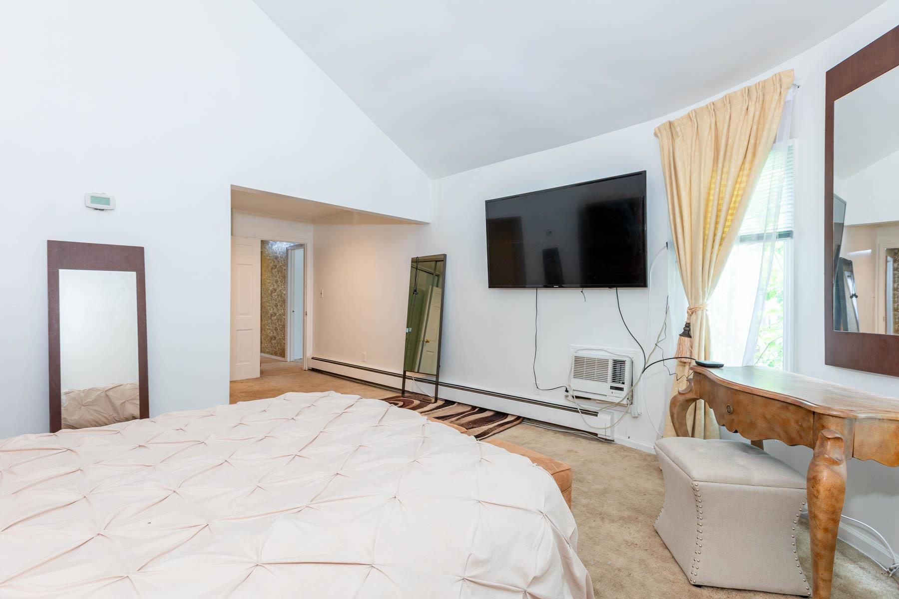 11 Woodside Avenue, Islip, NY 11751