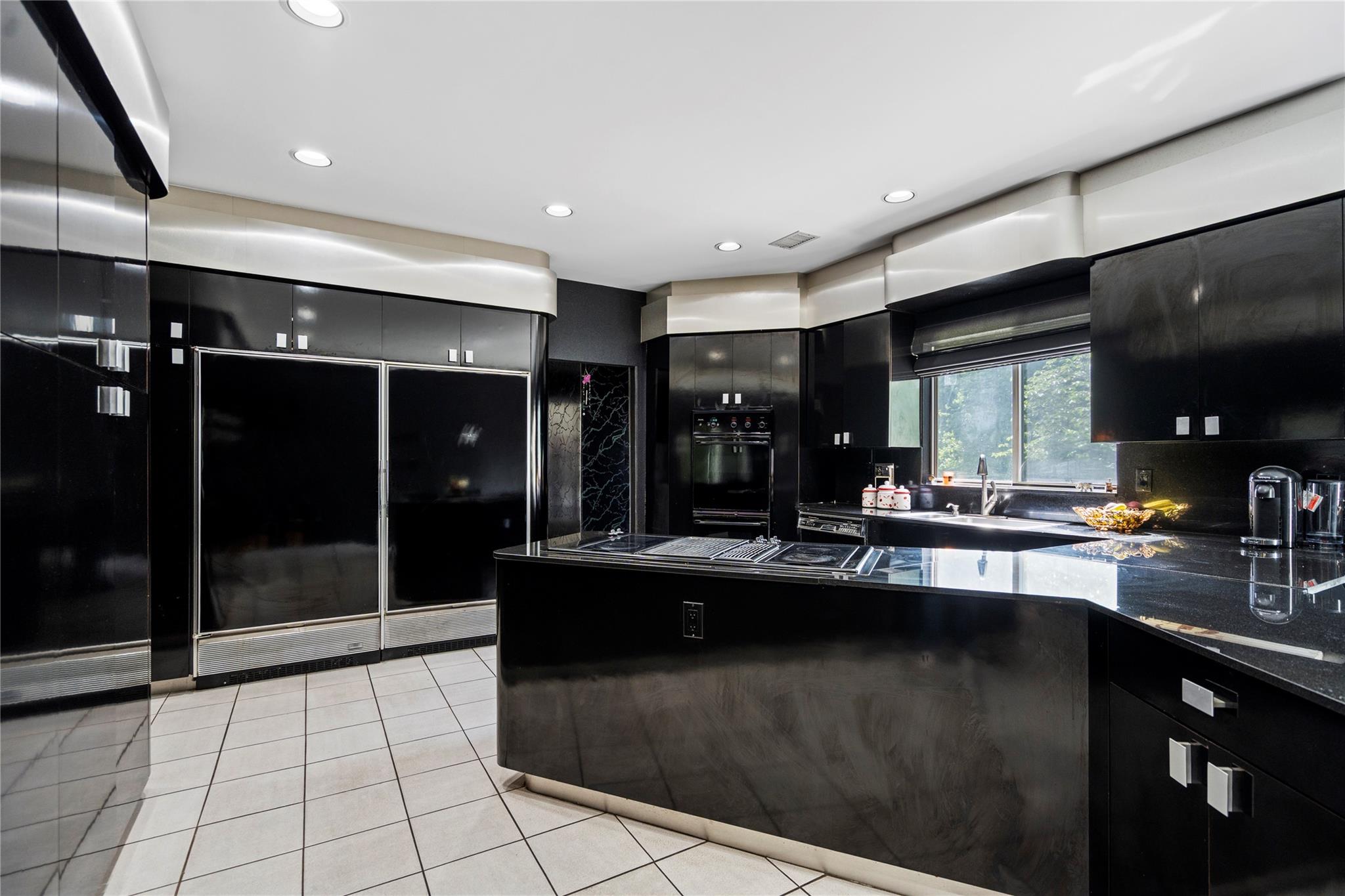 2 Harbor Court W, Roslyn Harbor, NY 11576