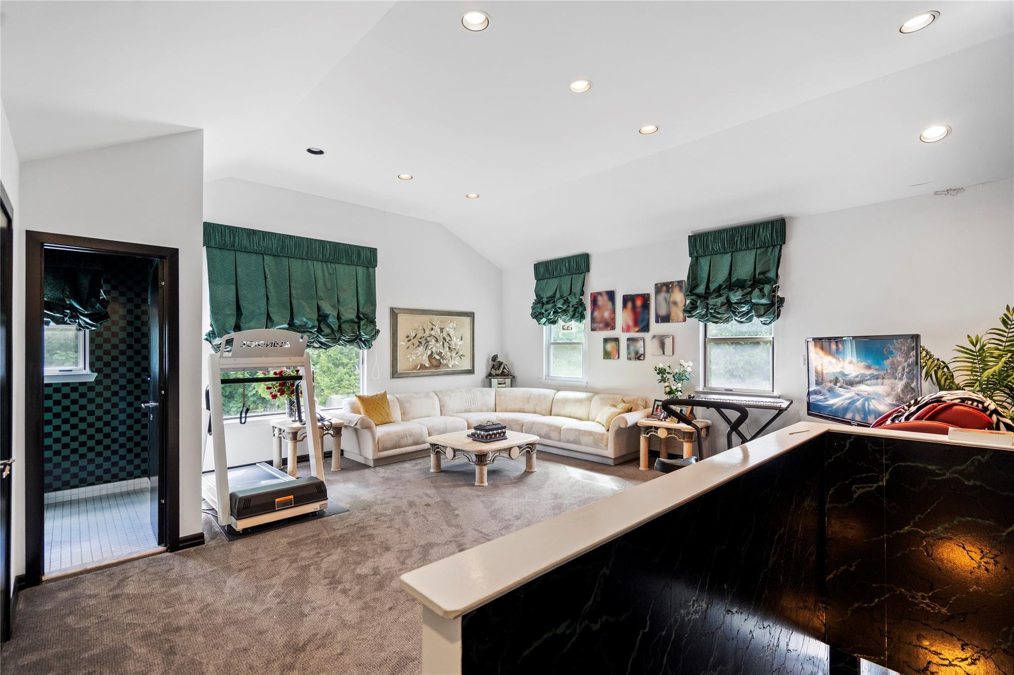 2 Harbor Court W, Roslyn Harbor, NY 11576