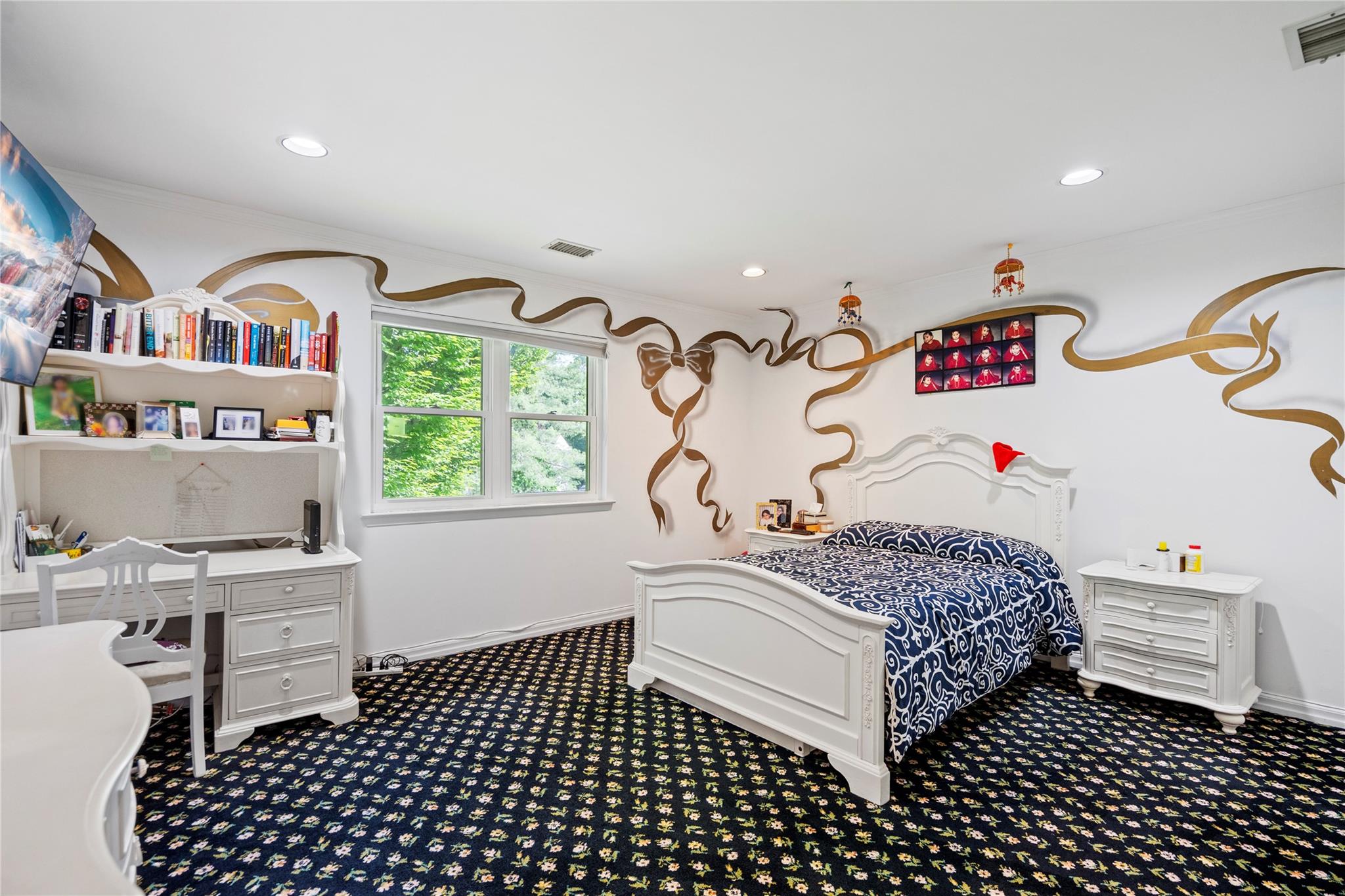 2 Harbor Court W, Roslyn Harbor, NY 11576