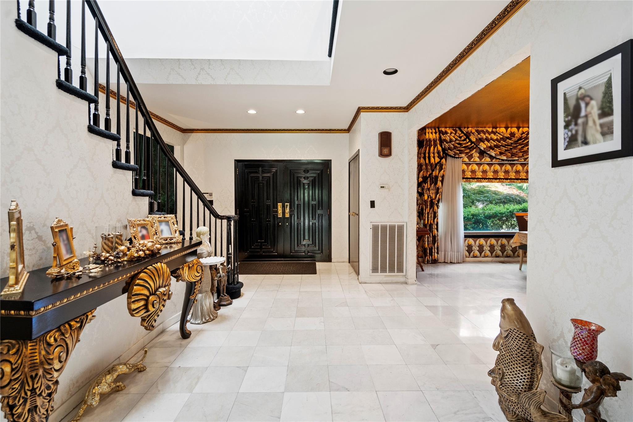 2 Harbor Court W, Roslyn Harbor, NY 11576