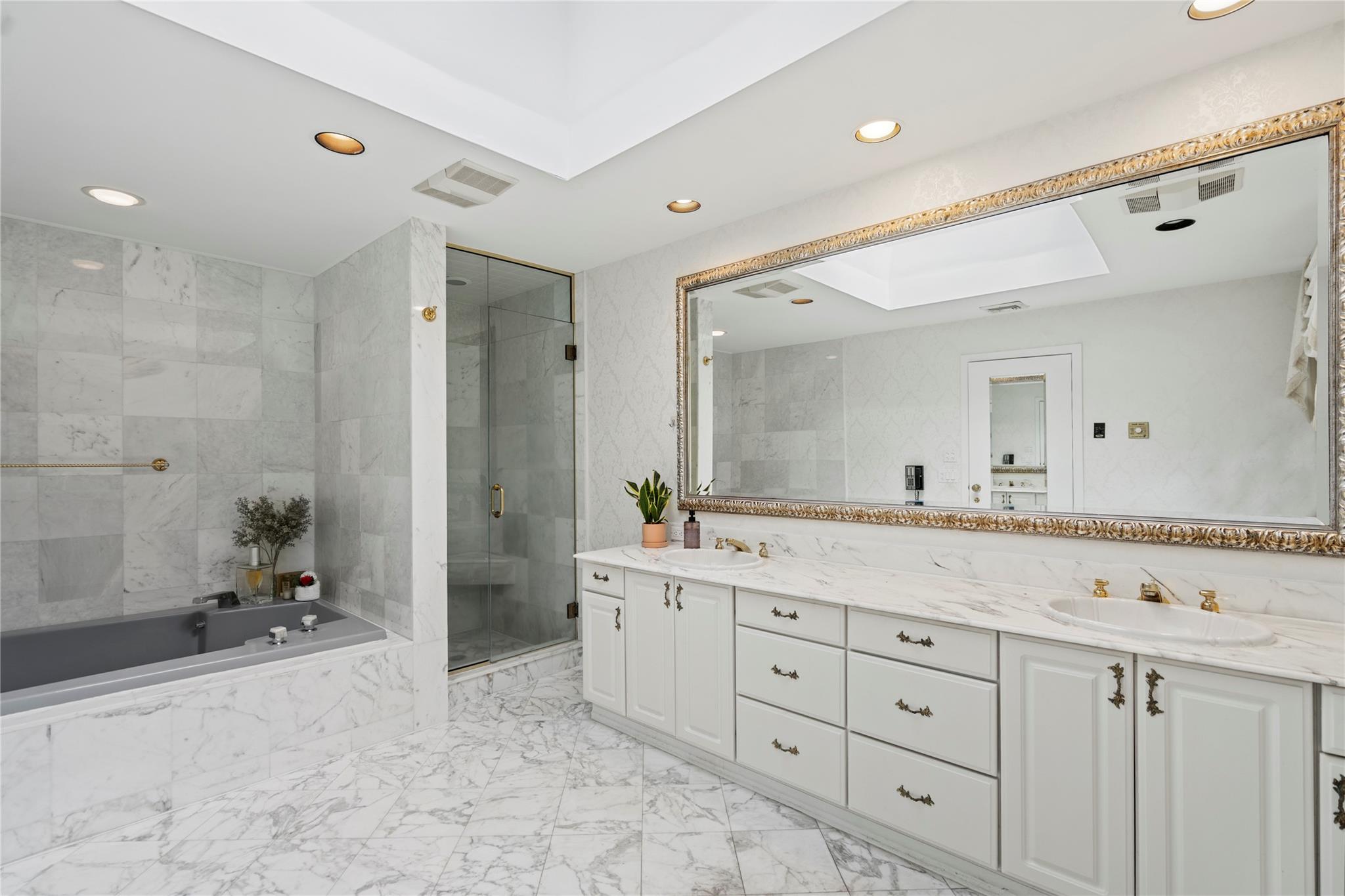 2 Harbor Court W, Roslyn Harbor, NY 11576