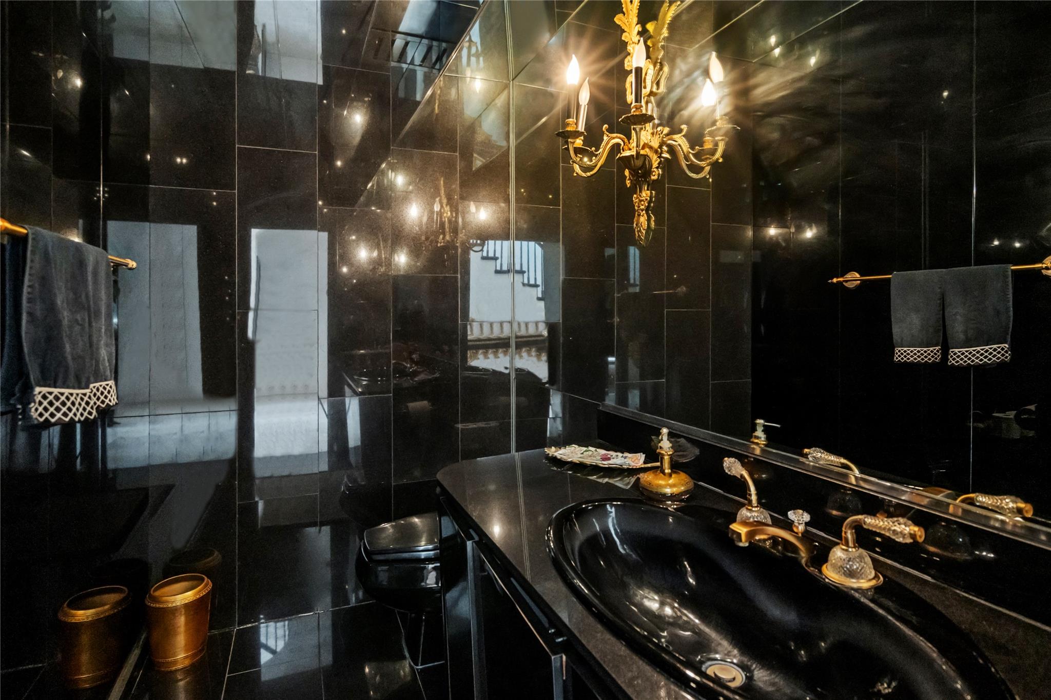 2 Harbor Court W, Roslyn Harbor, NY 11576