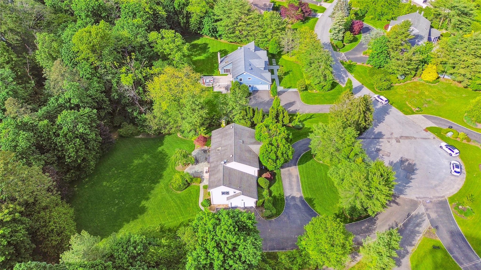 2 Harbor Court W, Roslyn Harbor, NY 11576