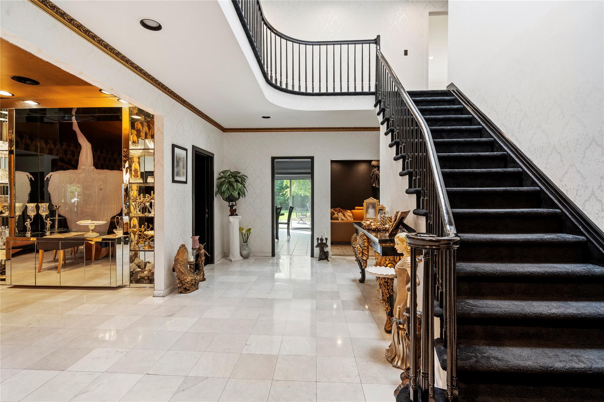 2 Harbor Court W, Roslyn Harbor, NY 11576