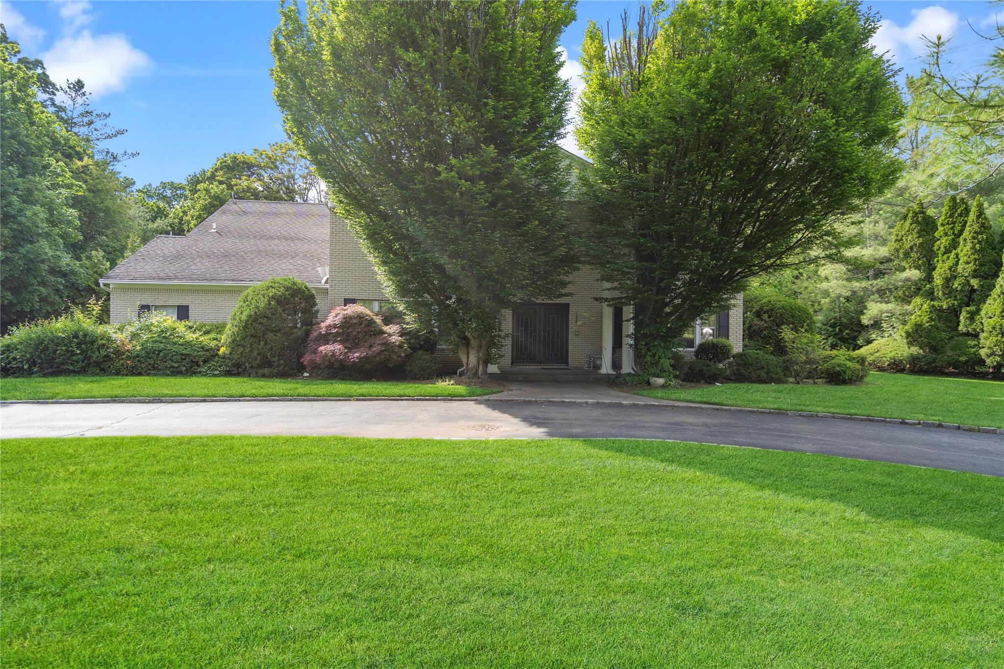 2 Harbor Court W, Roslyn Harbor, NY 11576