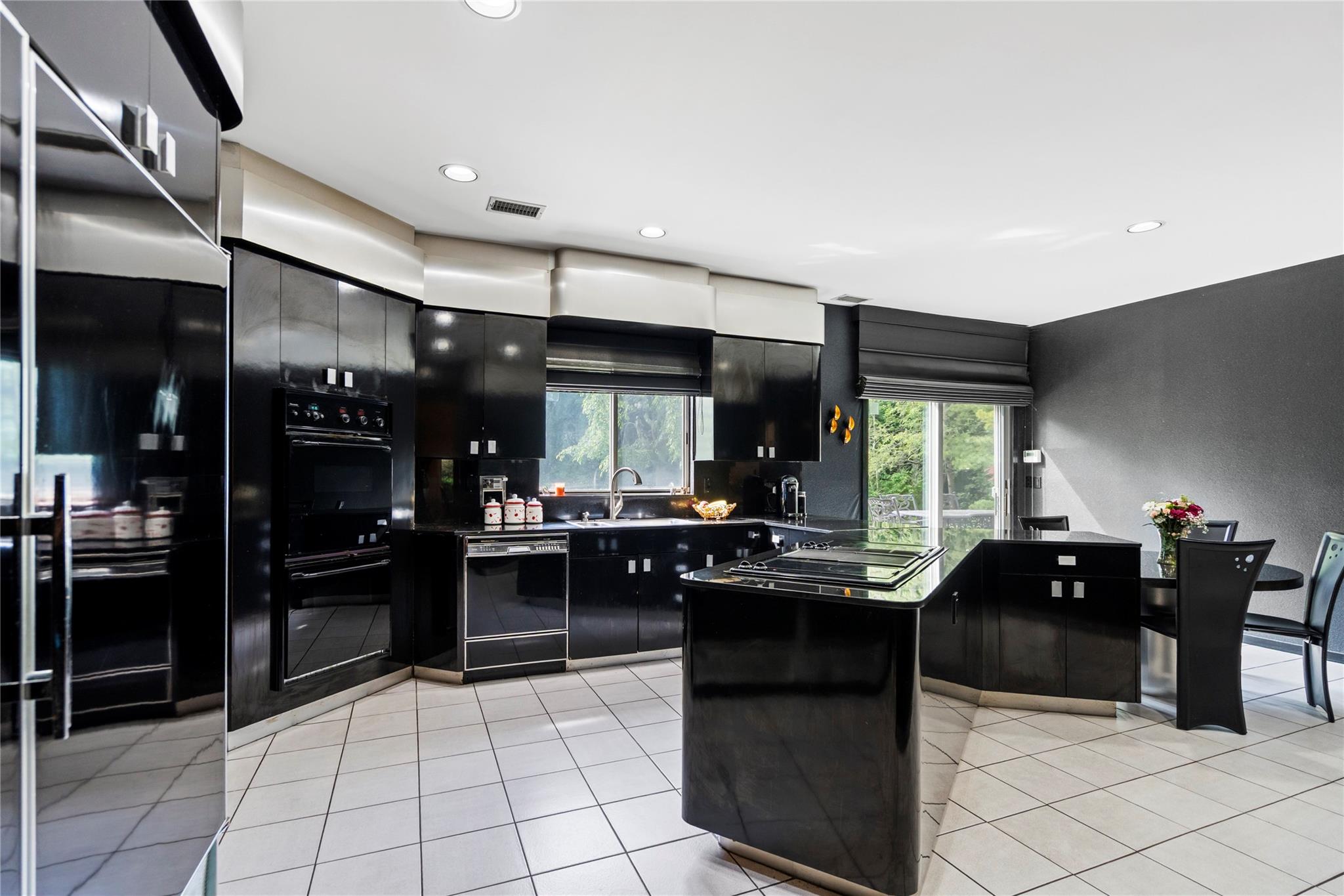 2 Harbor Court W, Roslyn Harbor, NY 11576