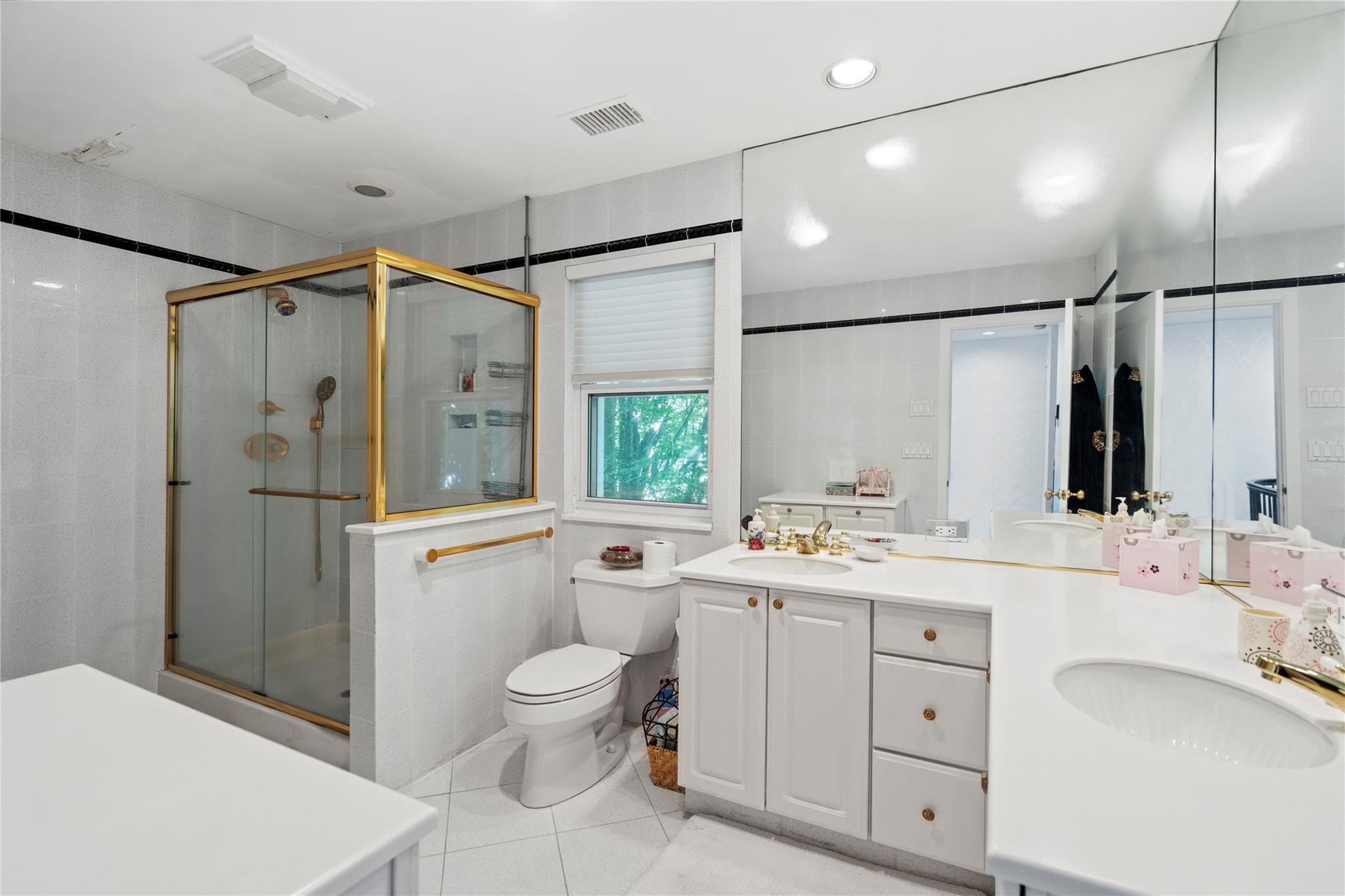 2 Harbor Court W, Roslyn Harbor, NY 11576