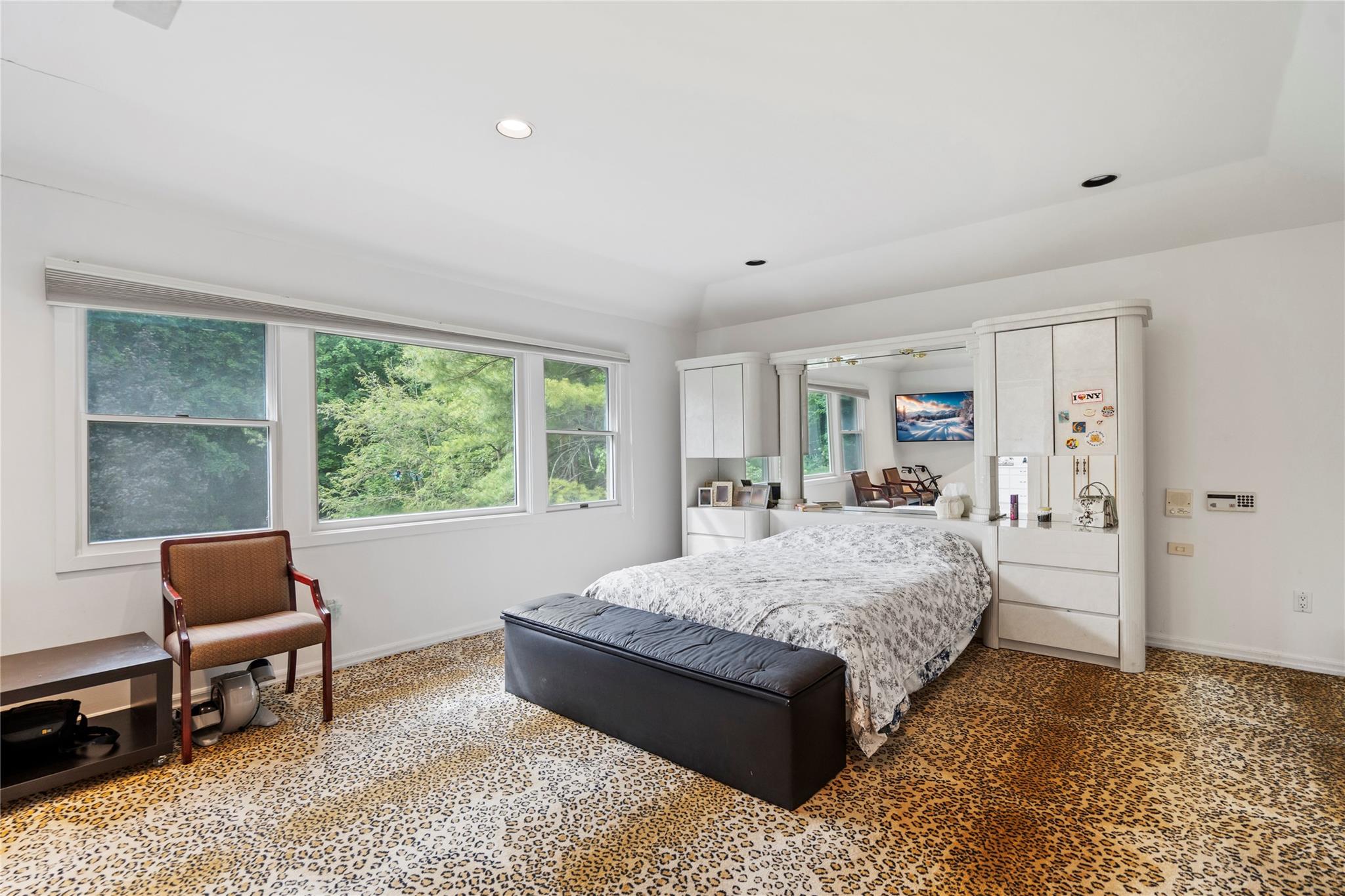 2 Harbor Court W, Roslyn Harbor, NY 11576