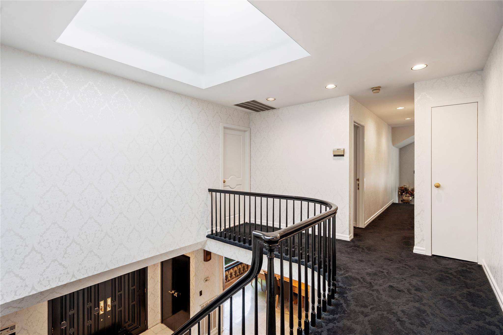 2 Harbor Court W, Roslyn Harbor, NY 11576