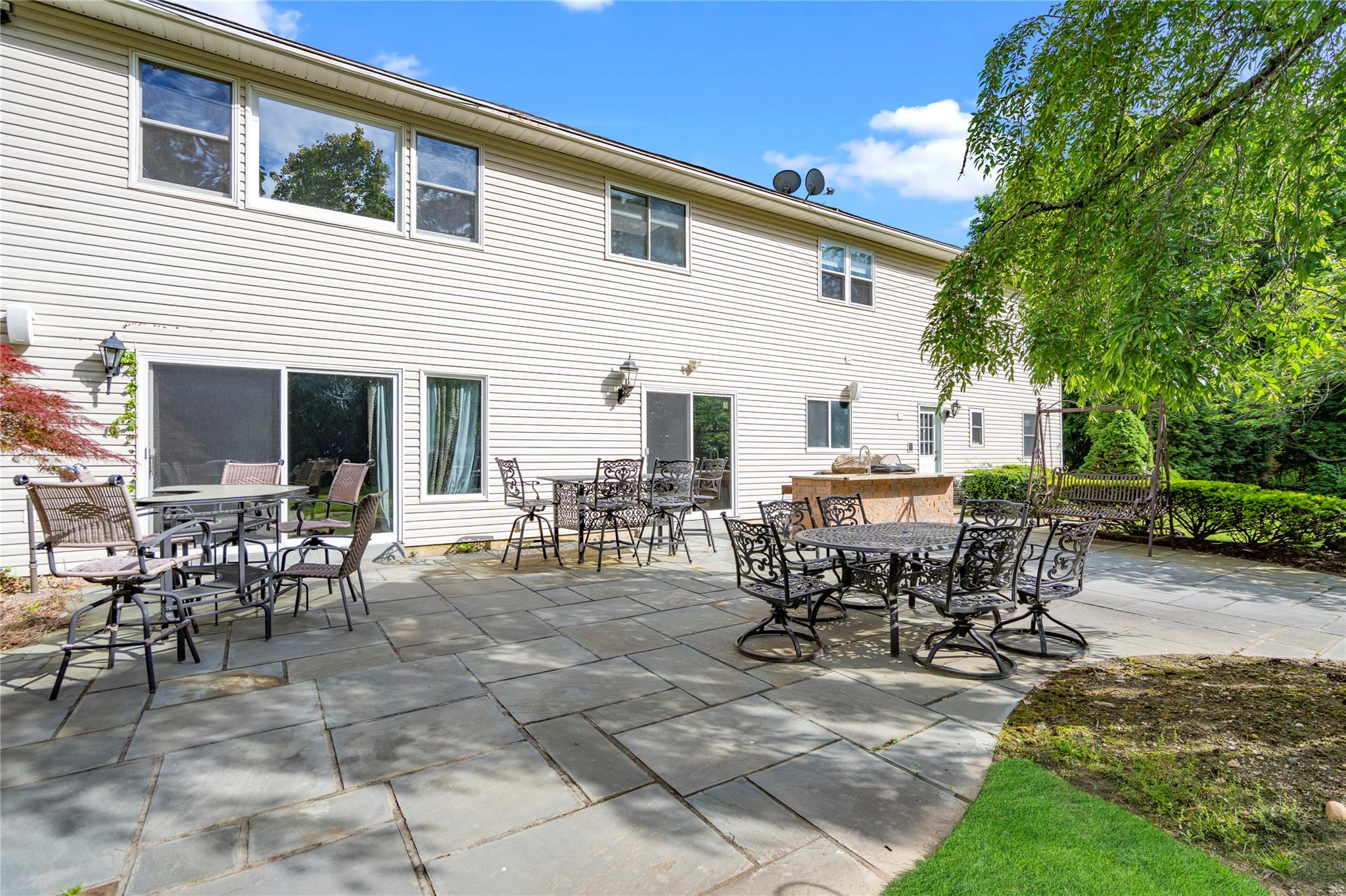 2 Harbor Court W, Roslyn Harbor, NY 11576