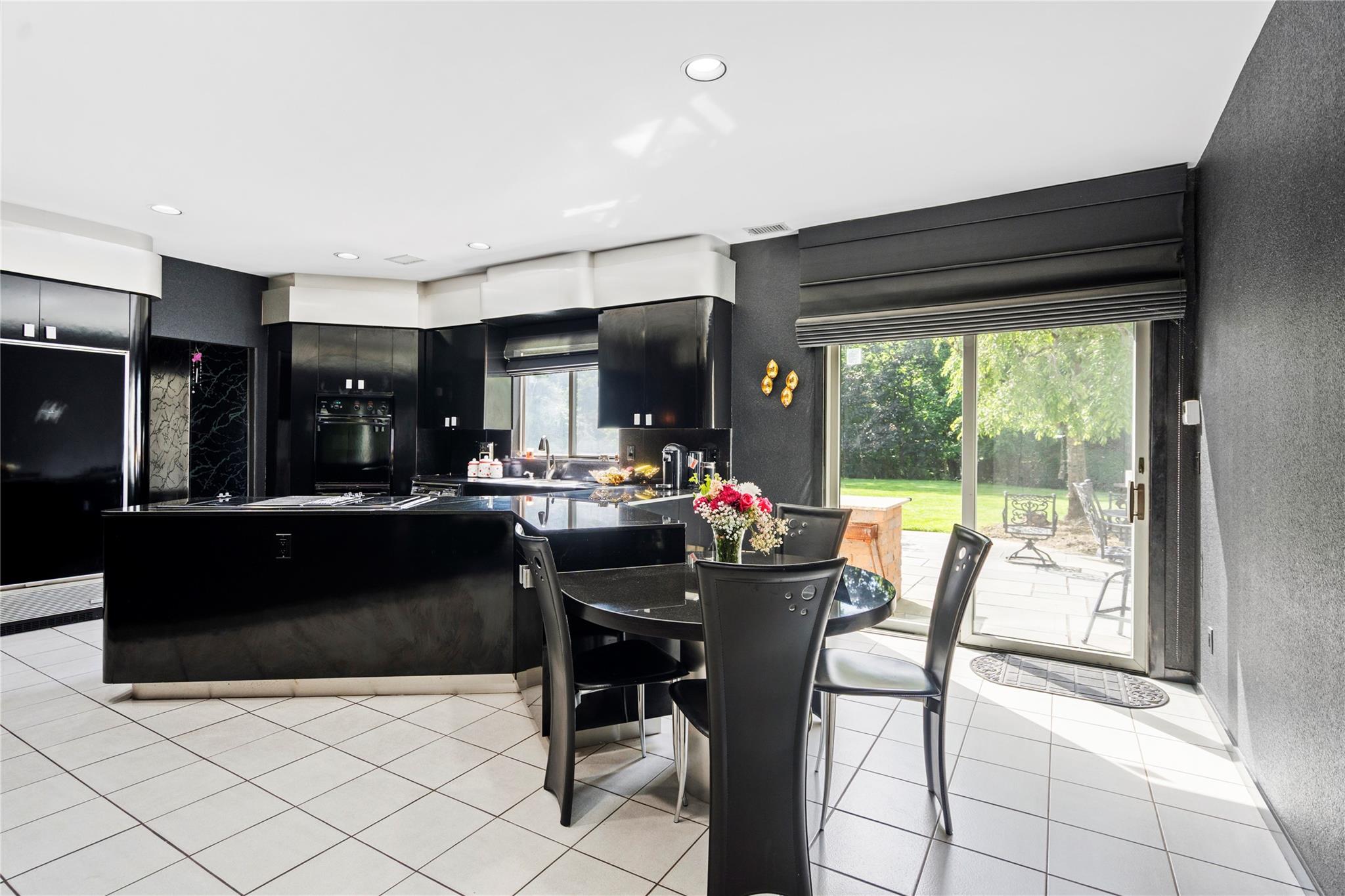 2 Harbor Court W, Roslyn Harbor, NY 11576